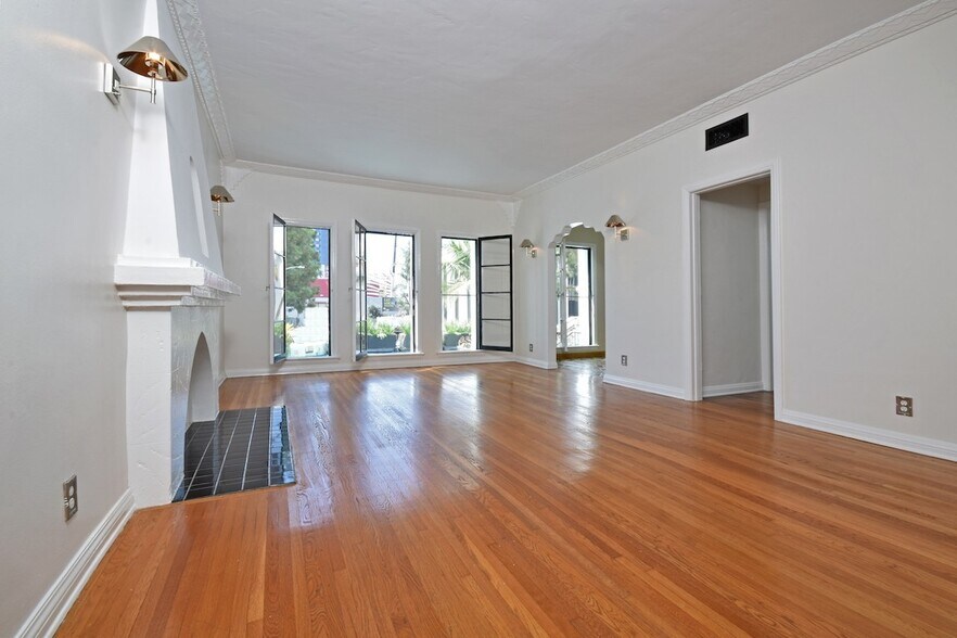 Building Photo - 724 S Genesee Ave