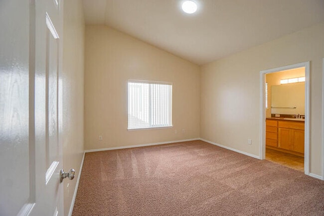Building Photo - THREE BEDROOM WITH FENCED YARD