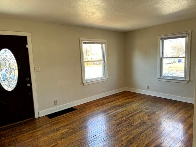 Building Photo - 3 bedroom Kenosha cape cod