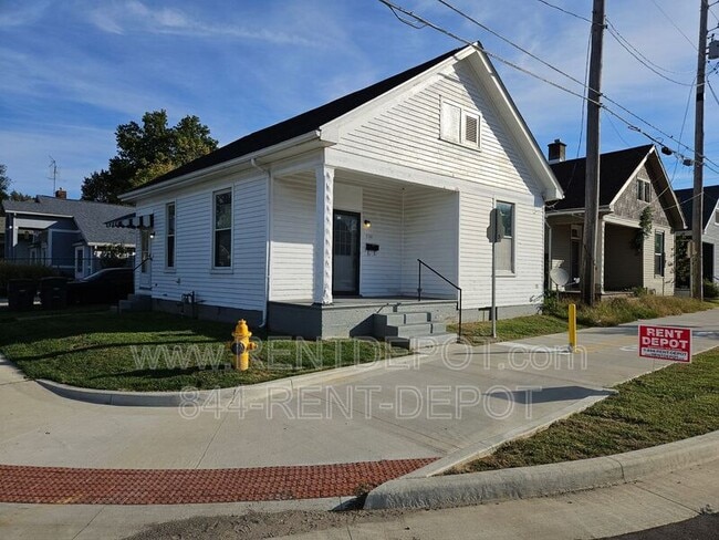 Building Photo - 900 E Walnut St