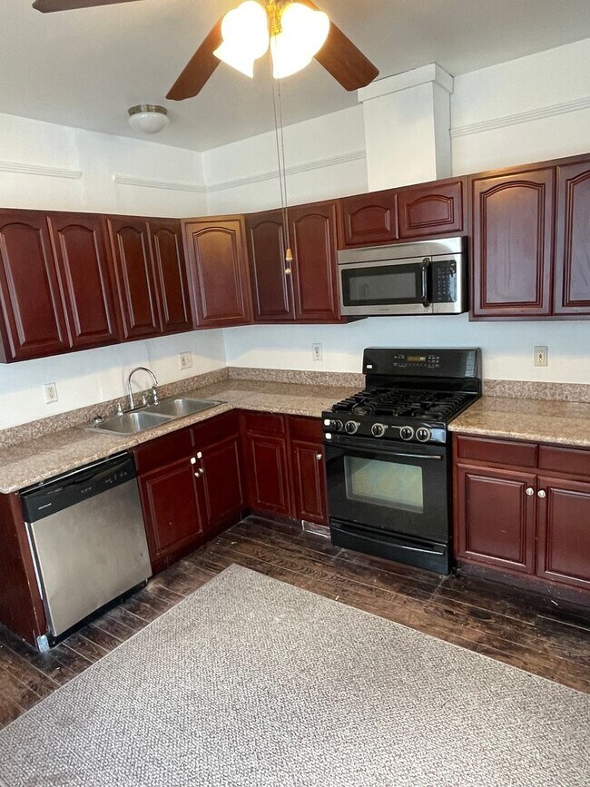 Building Photo - 2BD/1BA Shotgun w/ Huge Sunroom and Backyard