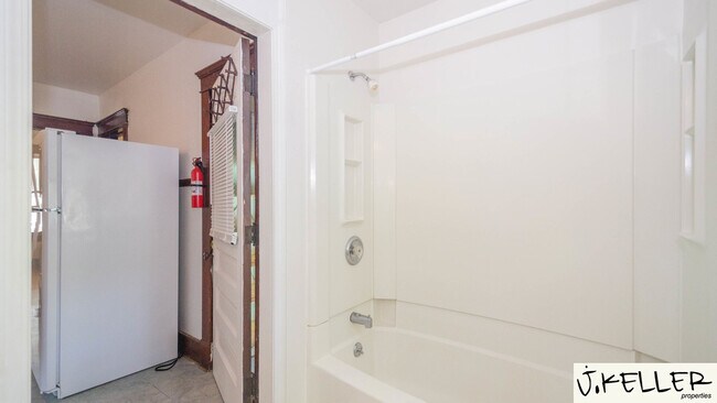 Building Photo - 931 Dewey Ave