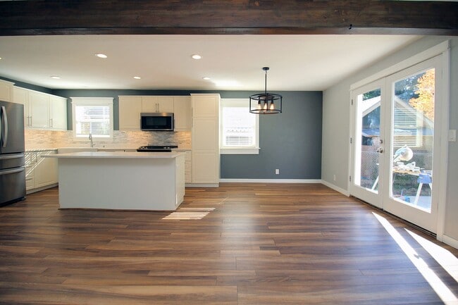 Building Photo - 805 NW Angeline Ave