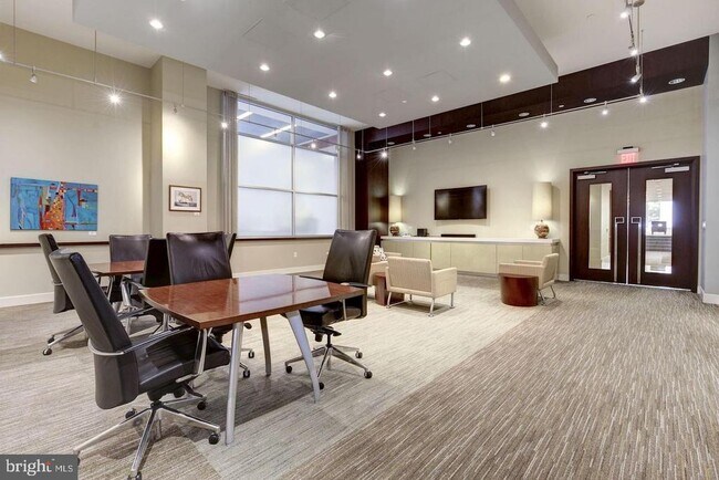 Building Photo - 1025 1st St SE