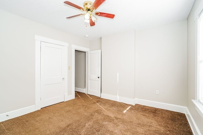 Building Photo - Three Bedroom One Bathroom Double