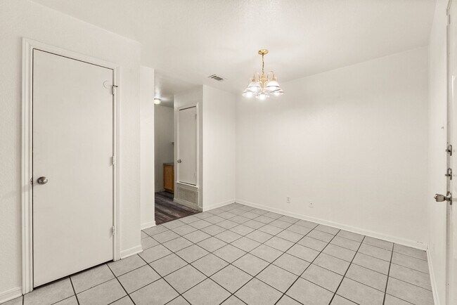 Building Photo - 1405 Chips Dr