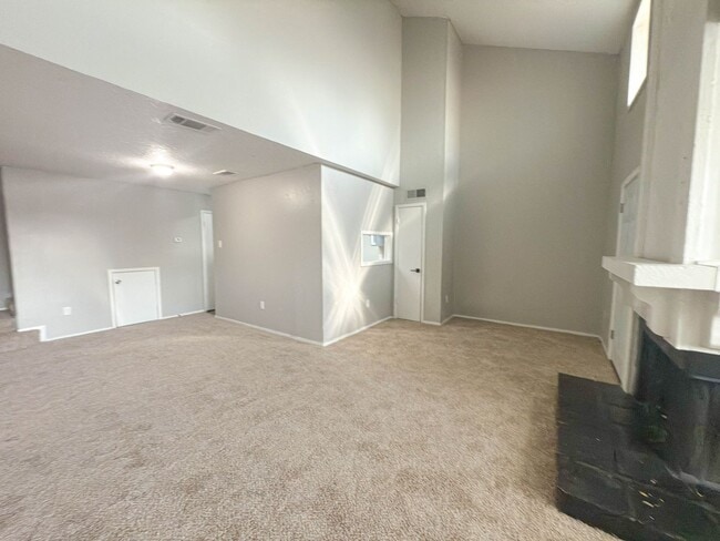 Building Photo - Two story townhouse style unit! Bedroom on second floor