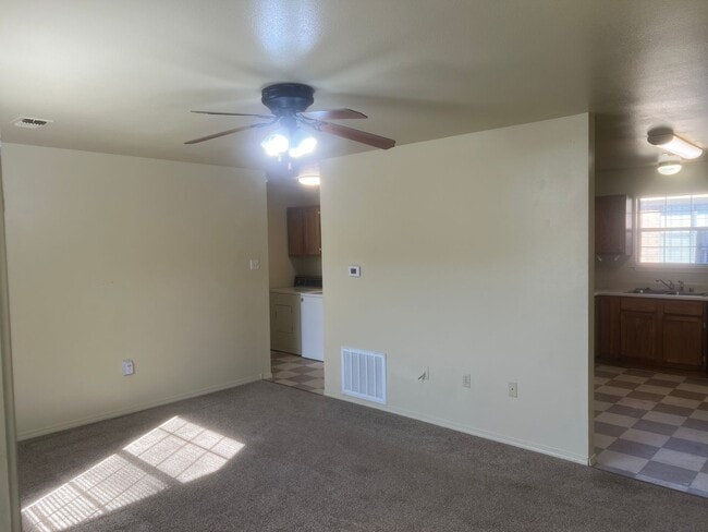 Building Photo - 2 Bed 1 Bath Duplex