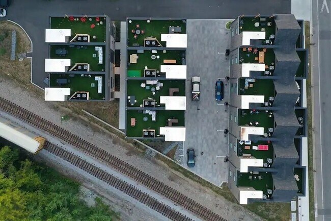 Building Photo - 738 Douglas Ave