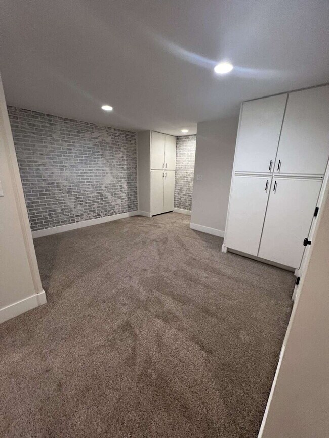 Building Photo - "Spacious 4-Bed Oasis with 3.5 Baths in Charming St. George!"