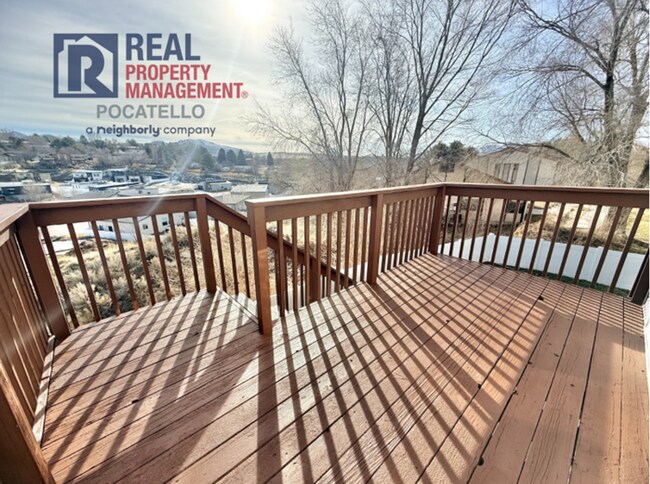 Building Photo - 3 bed 2.5 bath 2 car garage house - pets negotiable