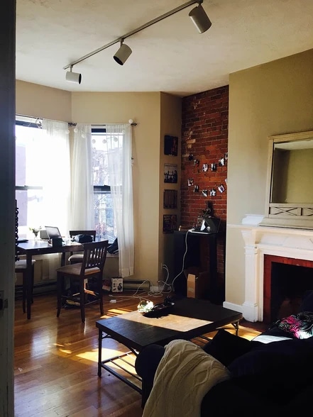 Primary Photo - 47 Hereford St