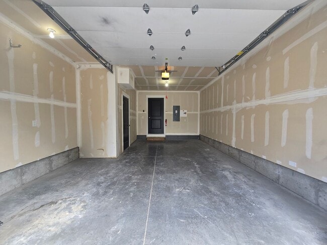Building Photo - Beautiful 2 bed 1.5 bath townhome