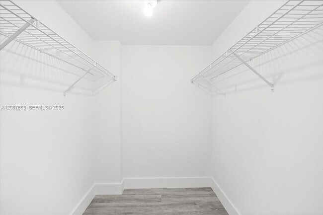 Building Photo - 9441 Evergreen Pl