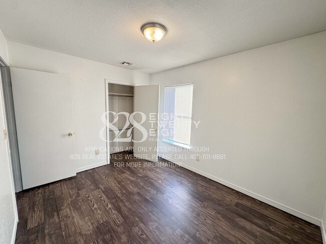 Building Photo - COMING SOON! West Oaks 2 Bed/1 Bath Second Floor Apt in Newcastle!