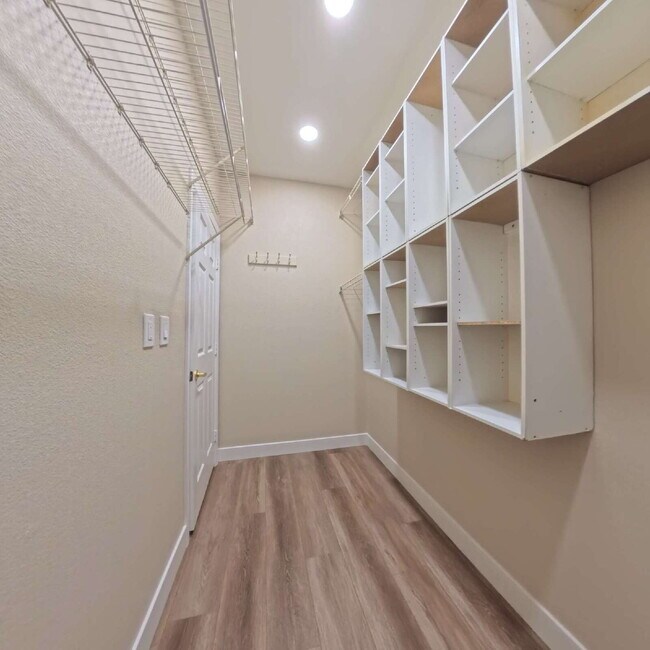 Building Photo - Resort-Style Living Year-Round Updated 1-Bed, 1-Bath Condo!
