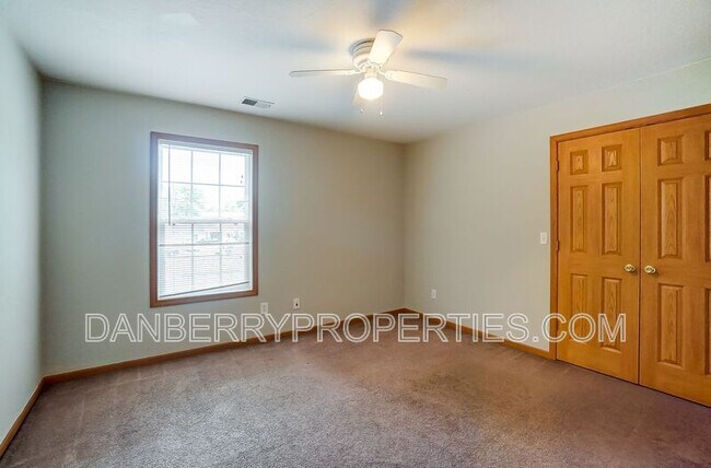 Building Photo - 1107 N Byrne Rd