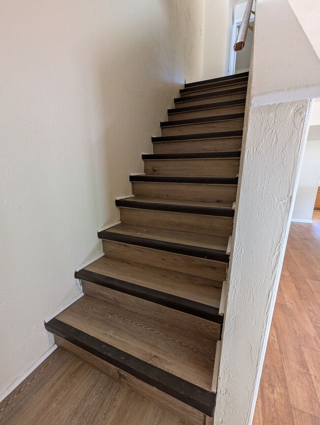 Building Photo - $1100 - 2 Bed/1½ Bath Townhouse - Mossy Oa...