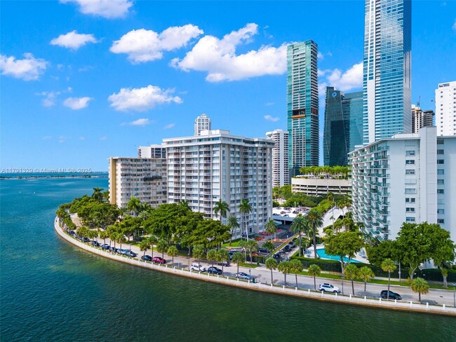 Building Photo - 1420 Brickell Bay Dr