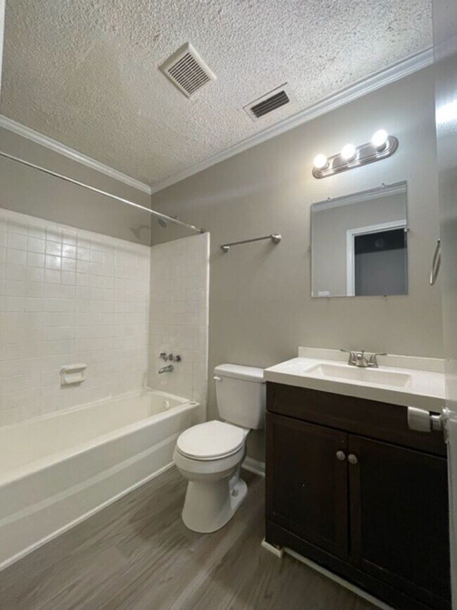 Building Photo - Must see this spacious 3 bedroom 1.5 bath ...