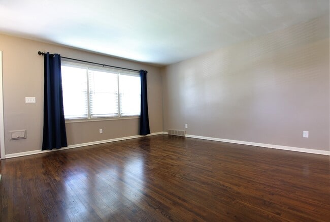 Building Photo - Beautiful and Spacious 3 Bedroom / 2 Bath ...