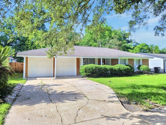 Building Photo - 5922 Densmore Dr