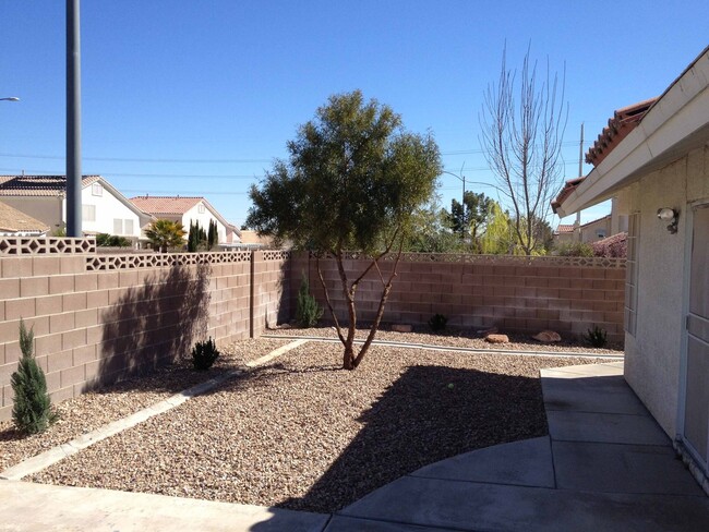 Building Photo - SINGLE STORY HOME – CUL-DE-SAC – 3 CAR GAR...