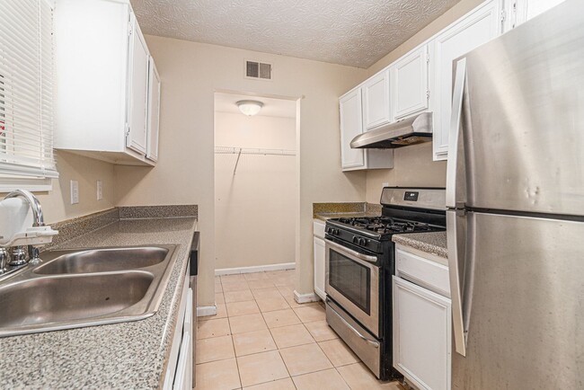 Building Photo - 3 bdrm, 2 bath under $1600!