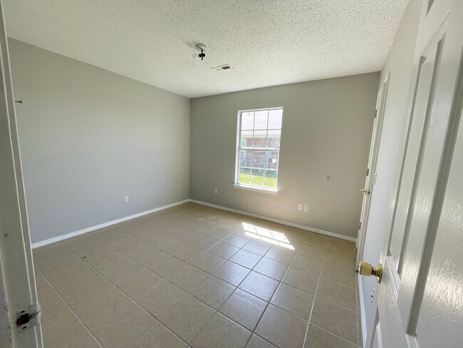 Building Photo - 2103 W Roselawn St