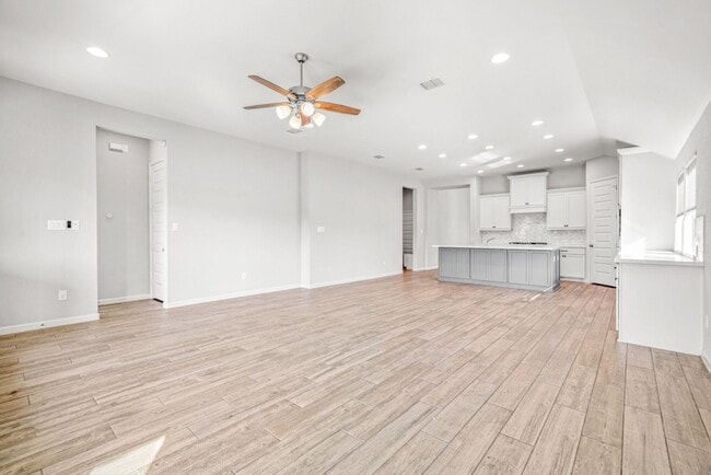 Building Photo - Beautiful 4 bed 3 bath Single Story Home i...