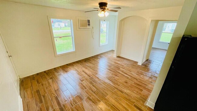 Building Photo - 1745 Rivercrest St