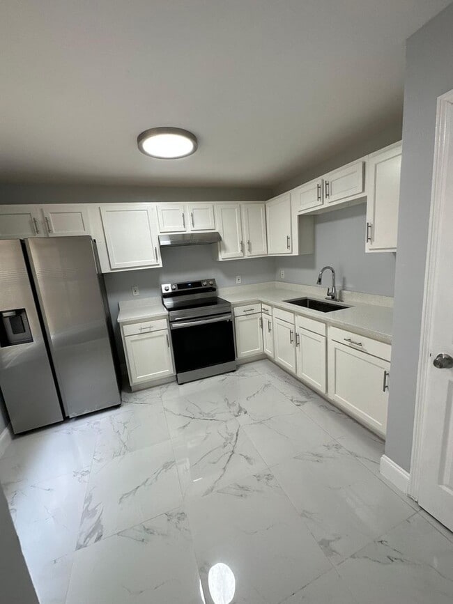 Building Photo - Fully renovated 3/2 Single-Family Home Available for Immediate rent!
