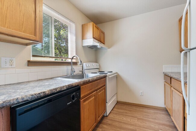 Building Photo - Spacious 2-Bedroom Townhome in SE Portland