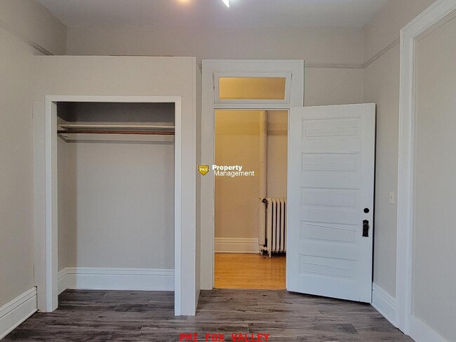 Building Photo - 4 or 5 Bedroom Upper Luxury Apartment with Custom Fireplace in Historic Building