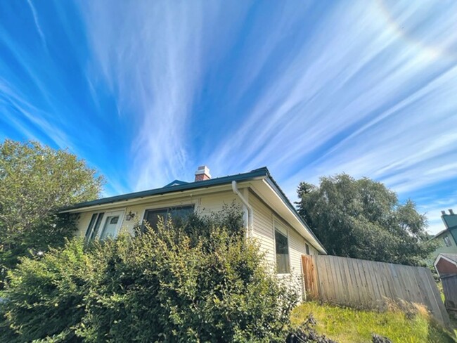 Building Photo - Rare find: 3bd/2bath East Anchorage home. ...