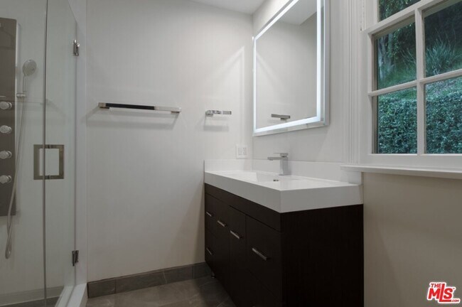 Building Photo - 1121 N Beverly Dr