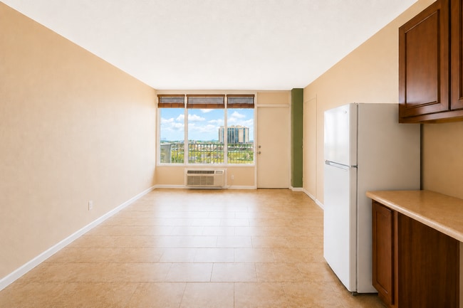 Building Photo - Cozy Studio on the Beach in Daytona Beach Shores