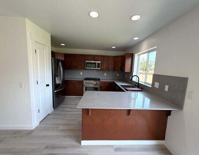 Building Photo - Newly remodeled 4 bedrrom 2.5 bathroom