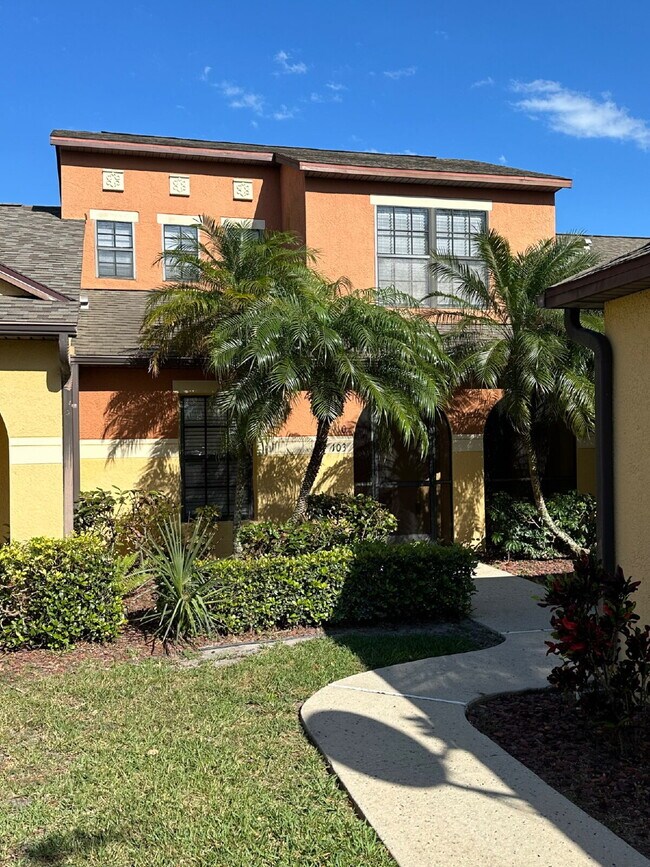 Building Photo - Beautiful Townhome