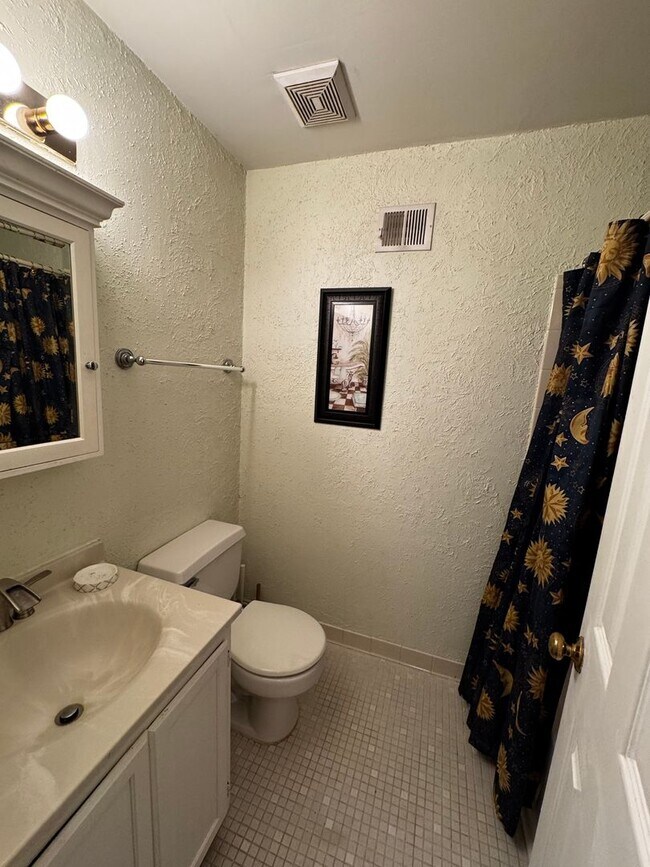 Building Photo - Furnished 2BR, 2BA Condo with Backyard in ...