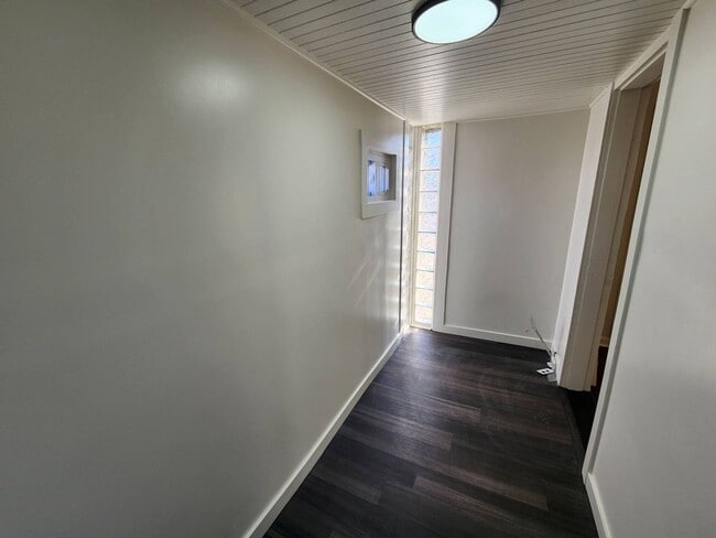 Building Photo - Charming 3-Bedroom Property in Prime Location