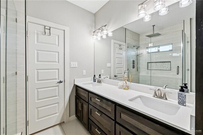 Building Photo - 921 Casa Blanca Dr