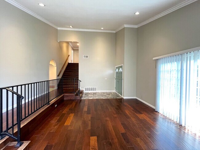 Building Photo - 4 bed, 3 bath located in Anaheim!