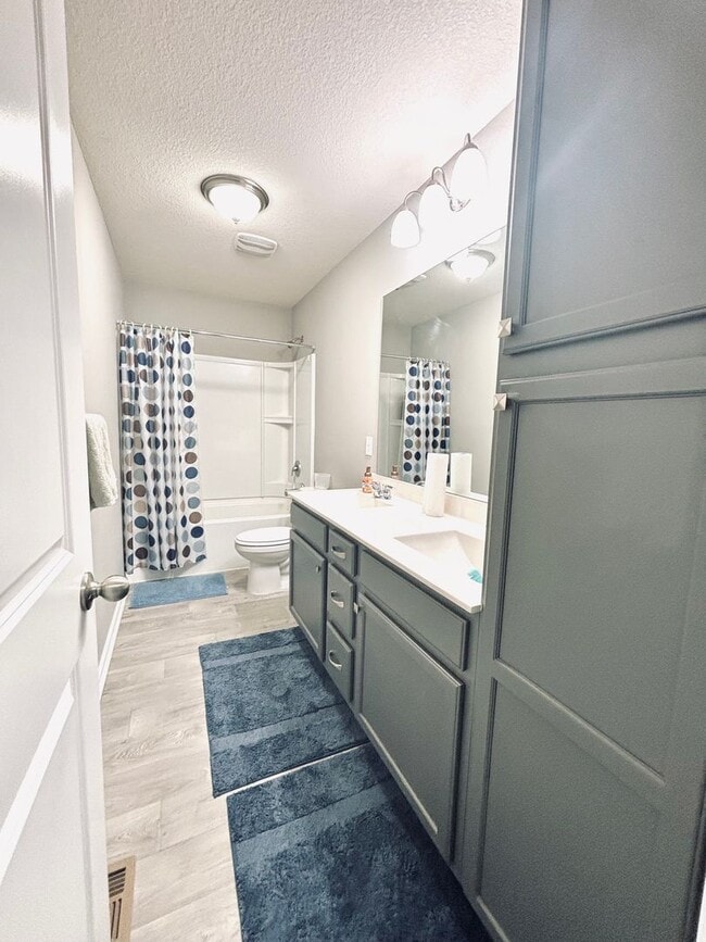 Building Photo - Stunning 5bed/3 1/2 bath Home in Shakopee!
