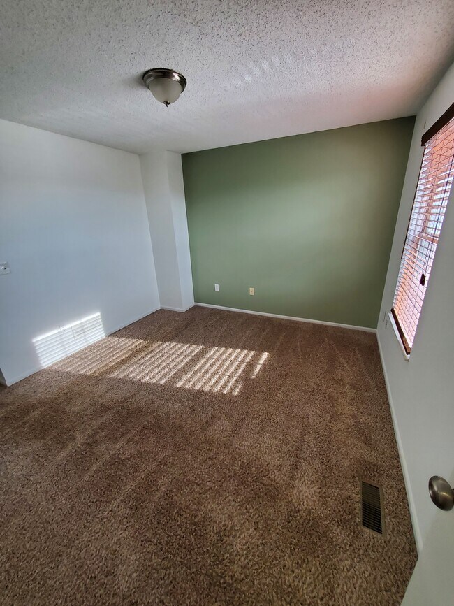 Building Photo - 1695 Ridgebury Dr
