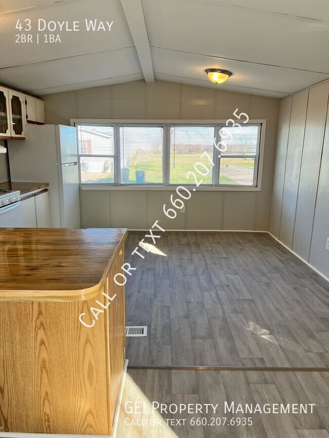 Building Photo - Cozy updated 2 bedroom home! Home Warranty...