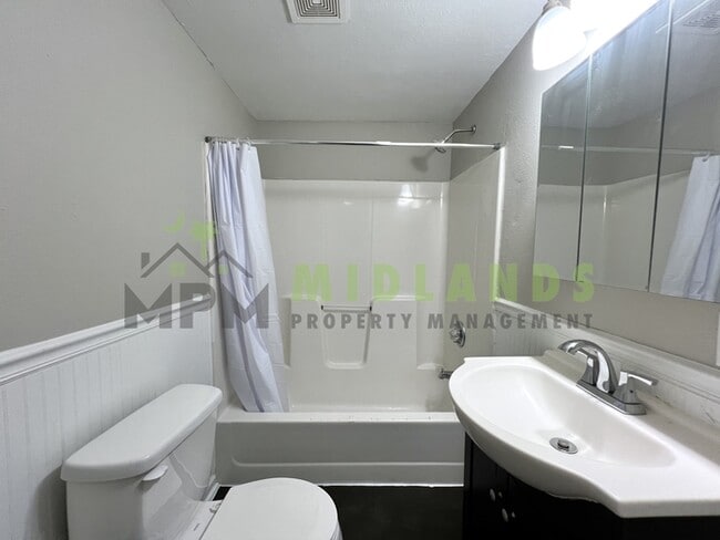 Building Photo - 472 Coleman Ave