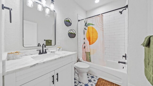 Building Photo - 1007 E Comanche Ave