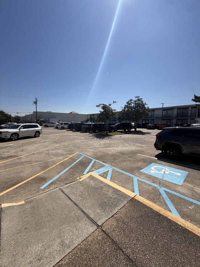 Building Photo - 2955 Ridgelake Dr