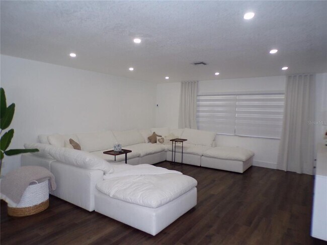 Building Photo - 1802 Los Alamos Dr